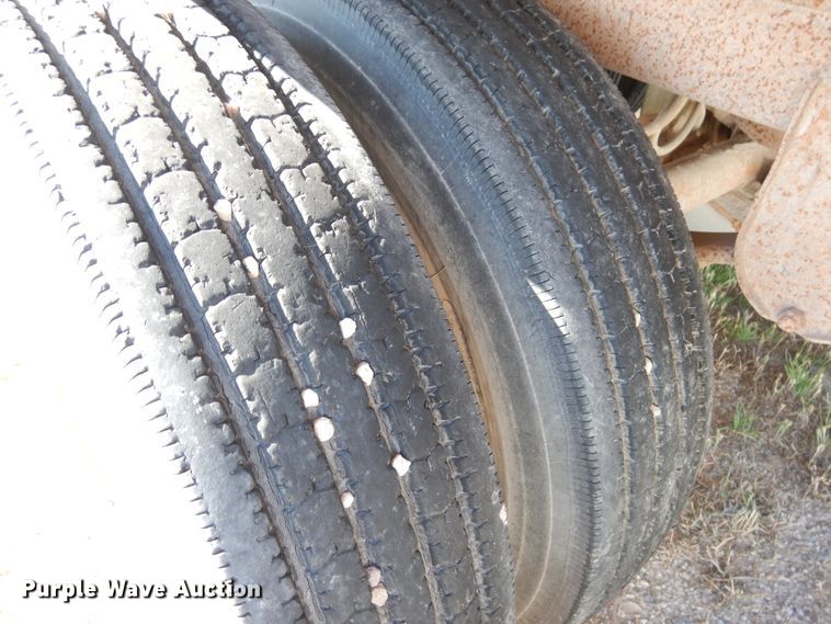 image for item GE9456 1991 Barrett 90L6369 Cattle Pot livestock trailer