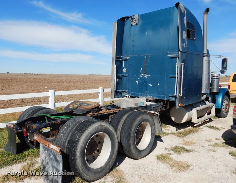 image for item GE9461 2000 Freightliner FLD120  semi truck