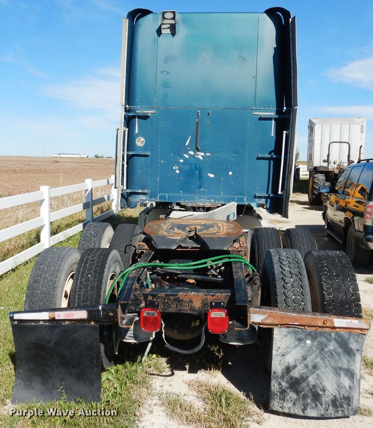 image for item GE9461 2000 Freightliner FLD120  semi truck