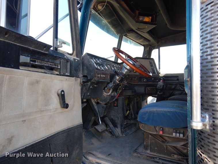 image for item GE9461 2000 Freightliner FLD120  semi truck