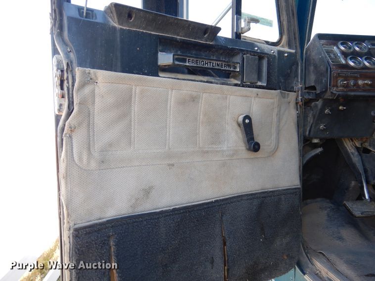 image for item GE9461 2000 Freightliner FLD120  semi truck