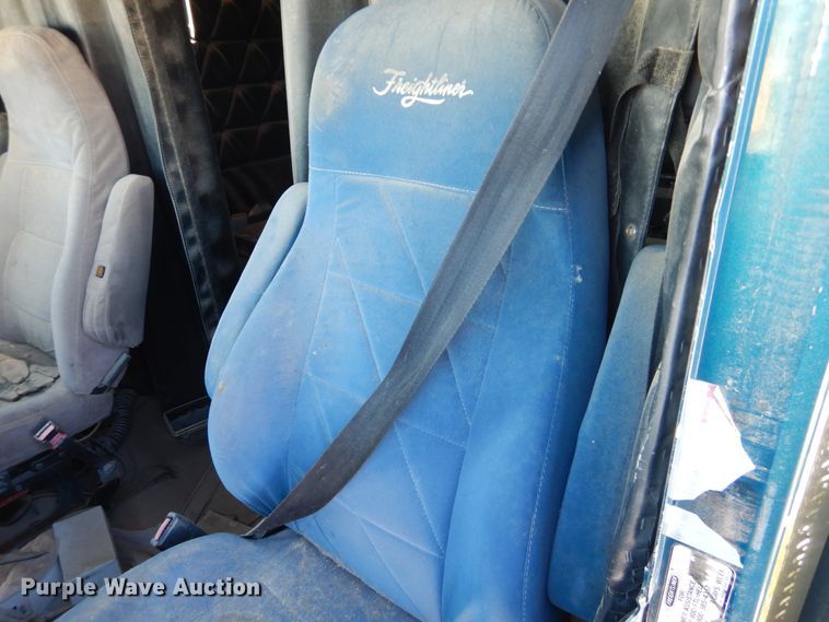 image for item GE9461 2000 Freightliner FLD120  semi truck