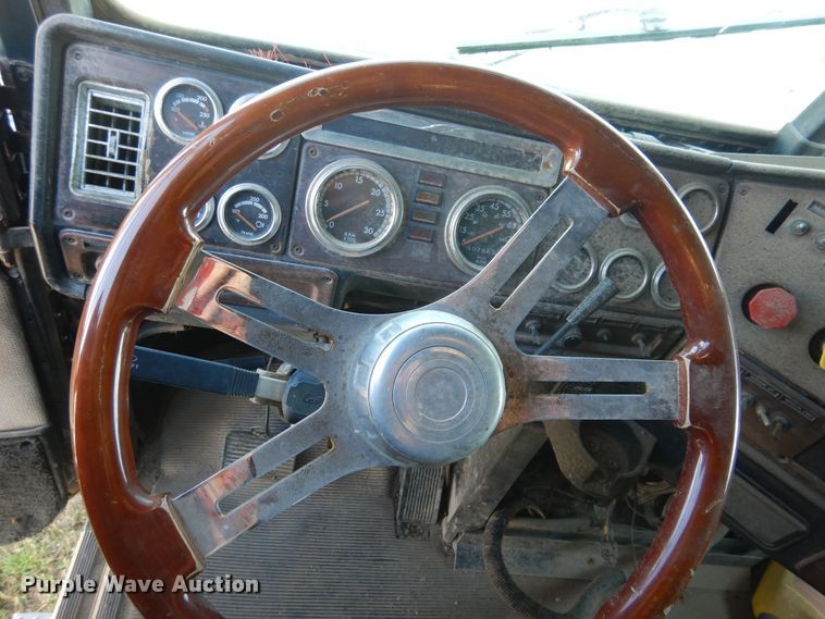 image for item GE9461 2000 Freightliner FLD120  semi truck