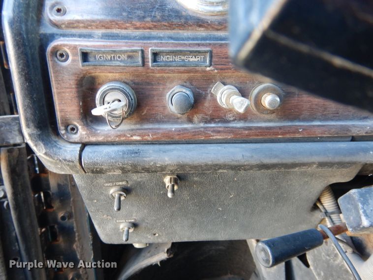 image for item GE9461 2000 Freightliner FLD120  semi truck