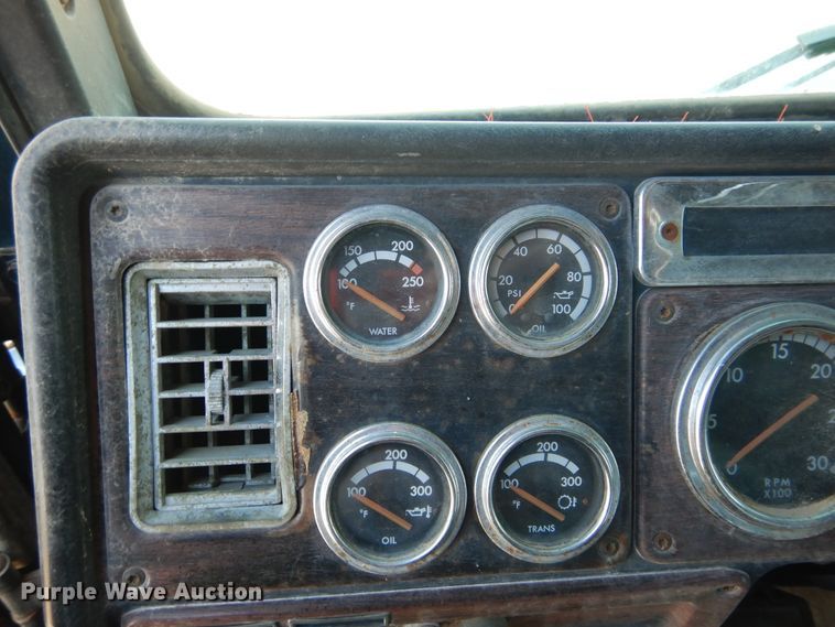 image for item GE9461 2000 Freightliner FLD120  semi truck