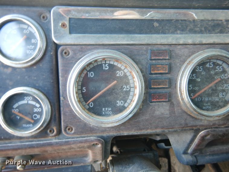 image for item GE9461 2000 Freightliner FLD120  semi truck