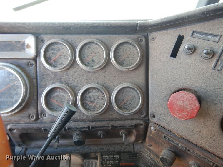 image for item GE9461 2000 Freightliner FLD120  semi truck