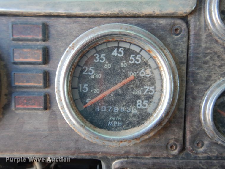 image for item GE9461 2000 Freightliner FLD120  semi truck