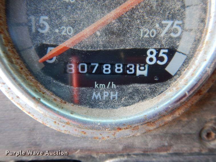 image for item GE9461 2000 Freightliner FLD120  semi truck