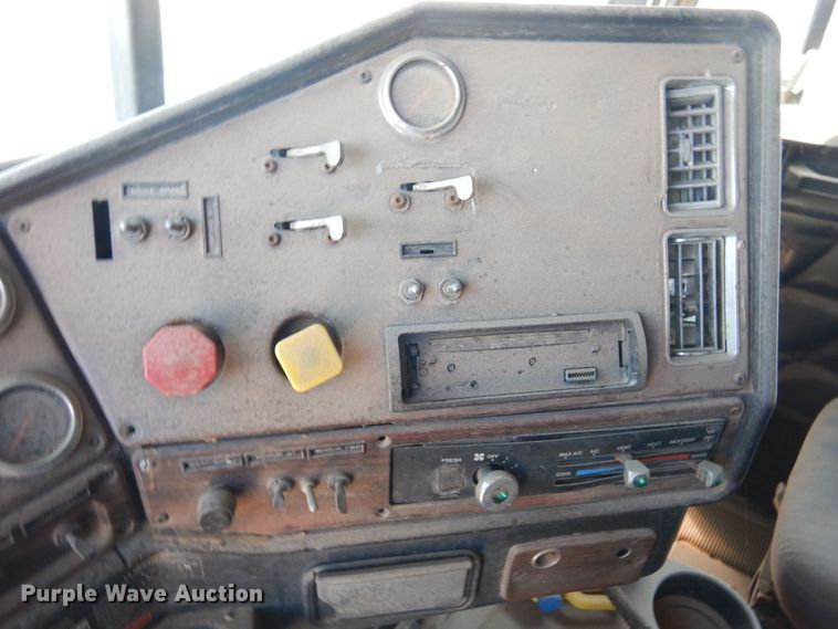 image for item GE9461 2000 Freightliner FLD120  semi truck