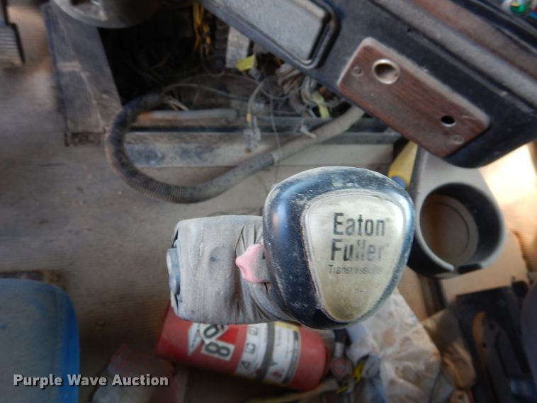 image for item GE9461 2000 Freightliner FLD120  semi truck