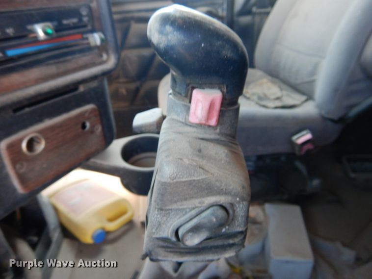 image for item GE9461 2000 Freightliner FLD120  semi truck