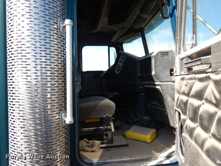 image for item GE9461 2000 Freightliner FLD120  semi truck