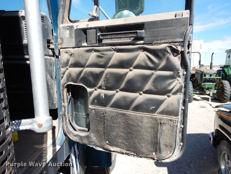 image for item GE9461 2000 Freightliner FLD120  semi truck