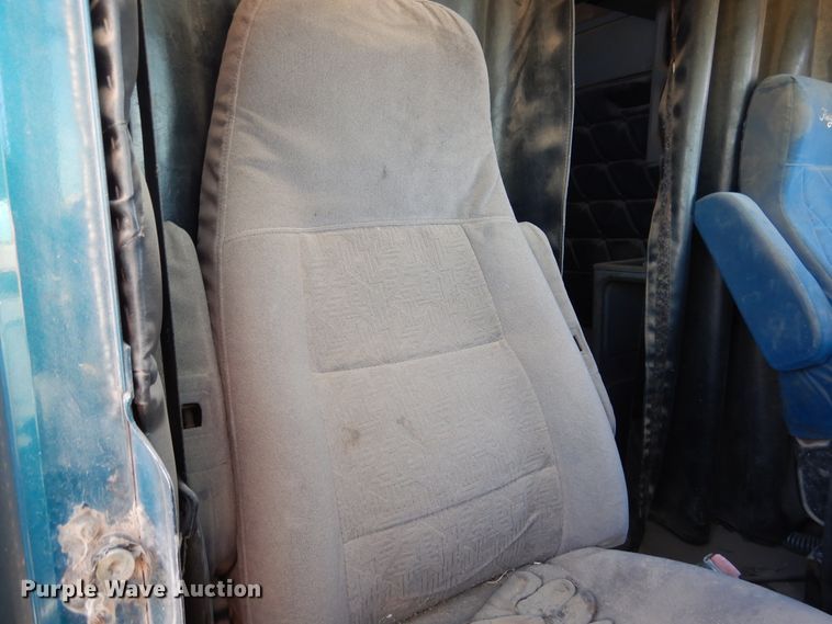 image for item GE9461 2000 Freightliner FLD120  semi truck