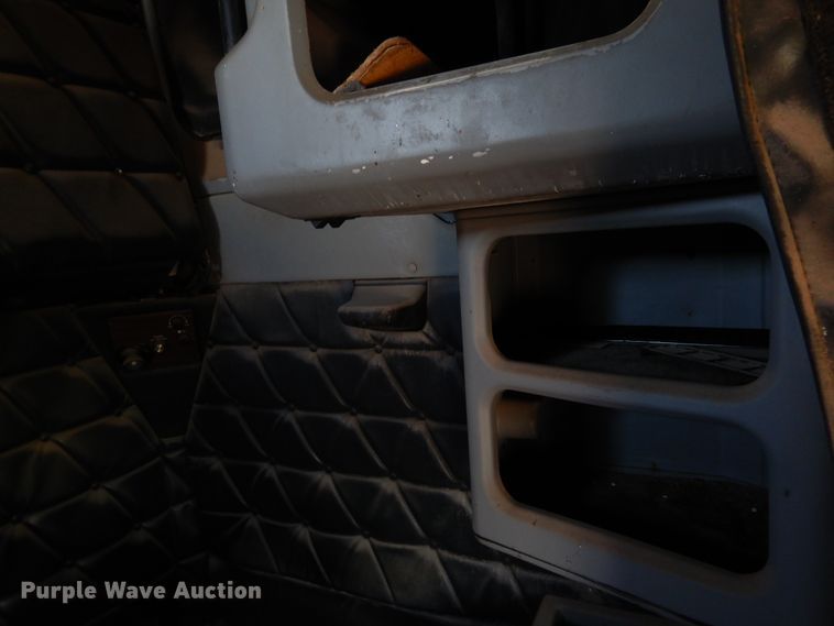 image for item GE9461 2000 Freightliner FLD120  semi truck