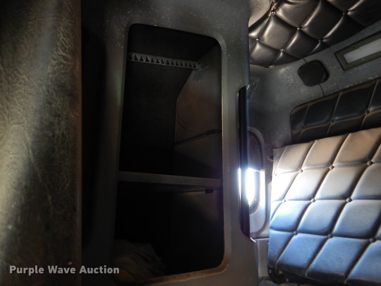 image for item GE9461 2000 Freightliner FLD120  semi truck