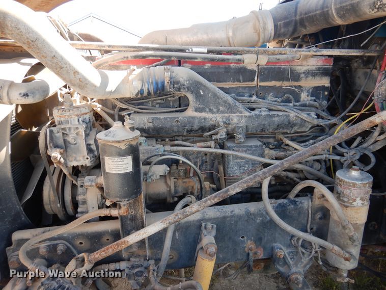 image for item GE9461 2000 Freightliner FLD120  semi truck