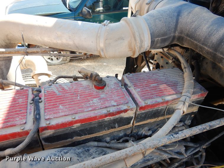 image for item GE9461 2000 Freightliner FLD120  semi truck