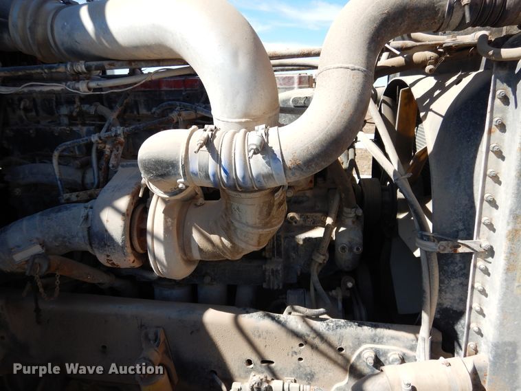 image for item GE9461 2000 Freightliner FLD120  semi truck