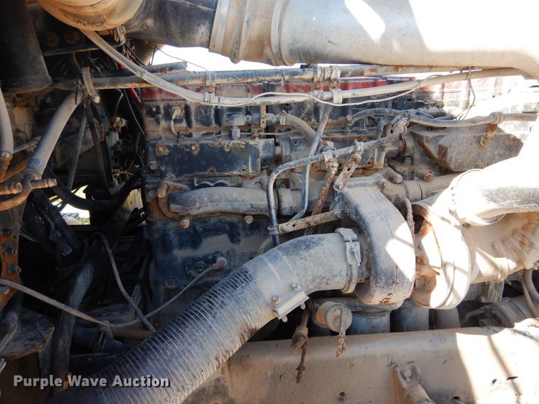 image for item GE9461 2000 Freightliner FLD120  semi truck