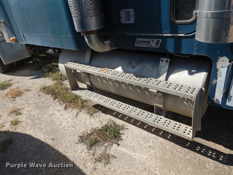 image for item GE9461 2000 Freightliner FLD120  semi truck