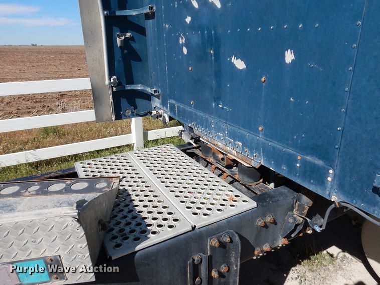 image for item GE9461 2000 Freightliner FLD120  semi truck