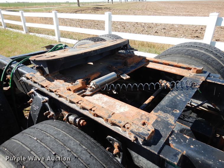 image for item GE9461 2000 Freightliner FLD120  semi truck