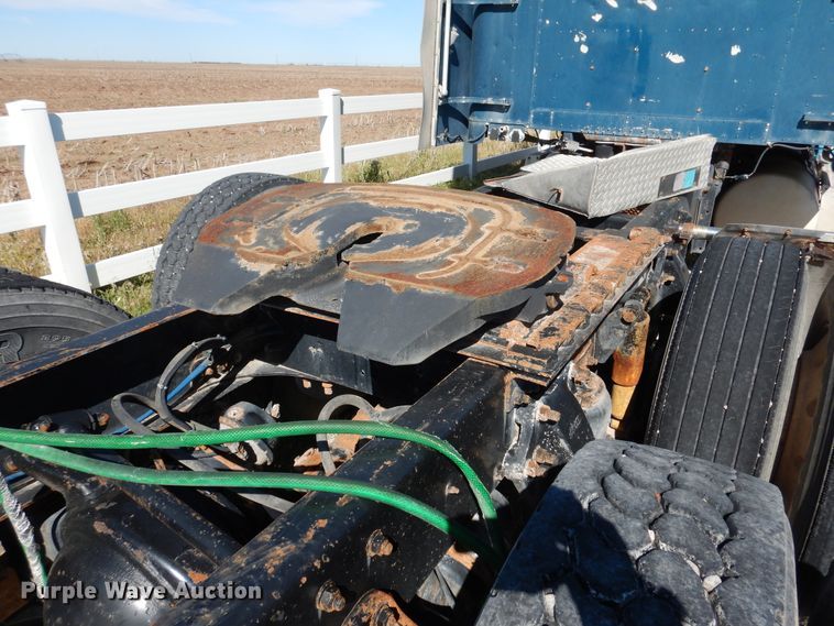 image for item GE9461 2000 Freightliner FLD120  semi truck