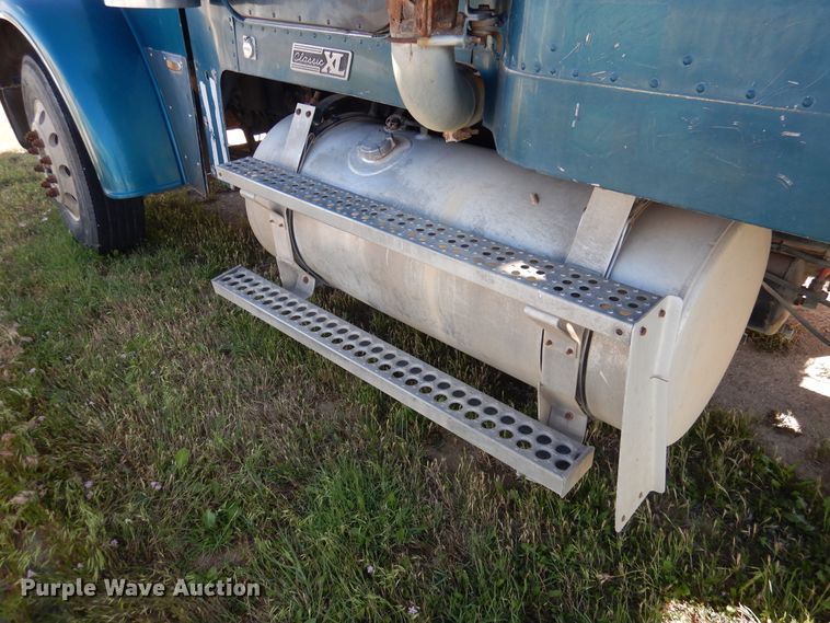 image for item GE9461 2000 Freightliner FLD120  semi truck