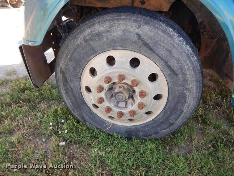 image for item GE9461 2000 Freightliner FLD120  semi truck