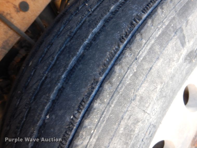 image for item GE9461 2000 Freightliner FLD120  semi truck