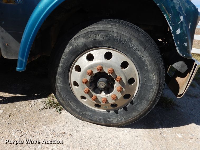 image for item GE9461 2000 Freightliner FLD120  semi truck