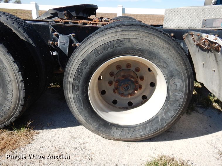 image for item GE9461 2000 Freightliner FLD120  semi truck