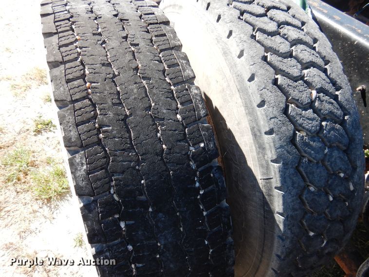 image for item GE9461 2000 Freightliner FLD120  semi truck