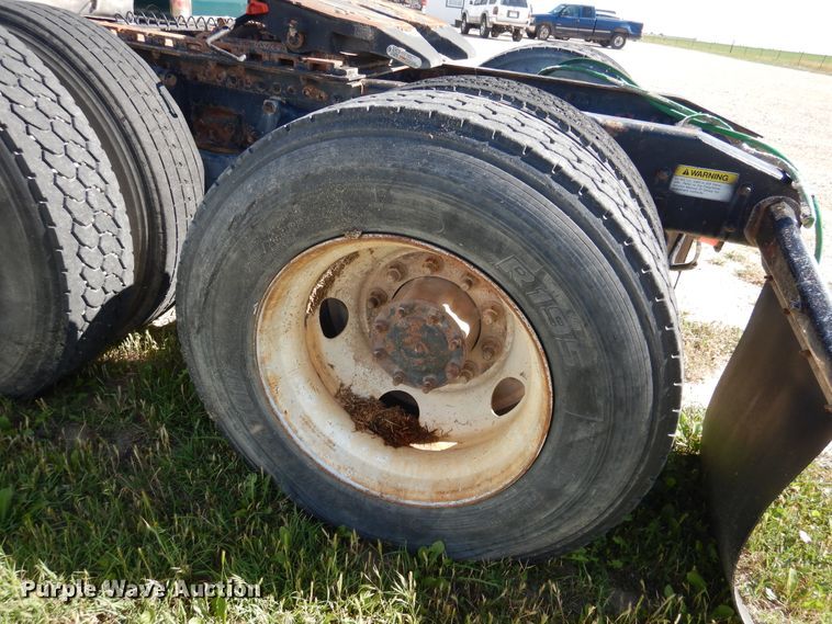 image for item GE9461 2000 Freightliner FLD120  semi truck