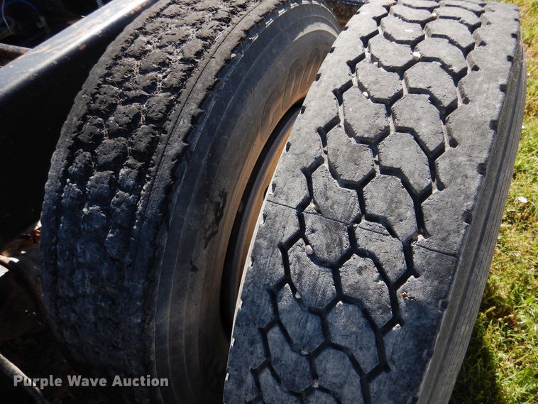 image for item GE9461 2000 Freightliner FLD120  semi truck