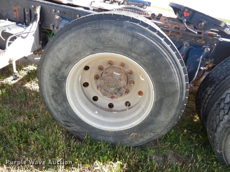 image for item GE9461 2000 Freightliner FLD120  semi truck