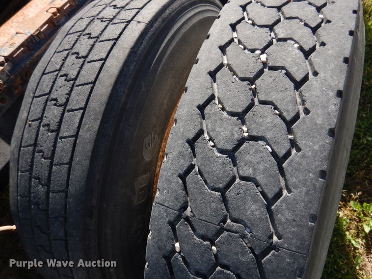 image for item GE9461 2000 Freightliner FLD120  semi truck