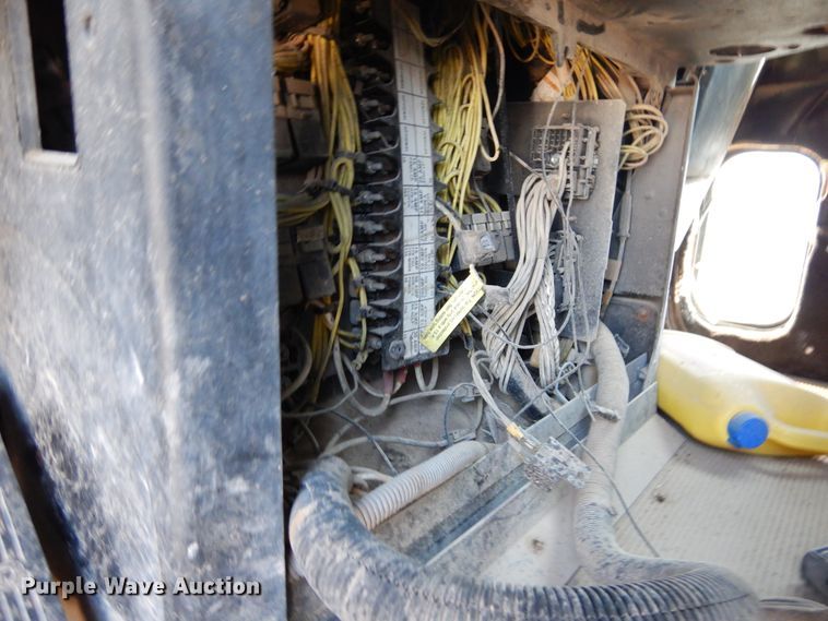 image for item GE9461 2000 Freightliner FLD120  semi truck