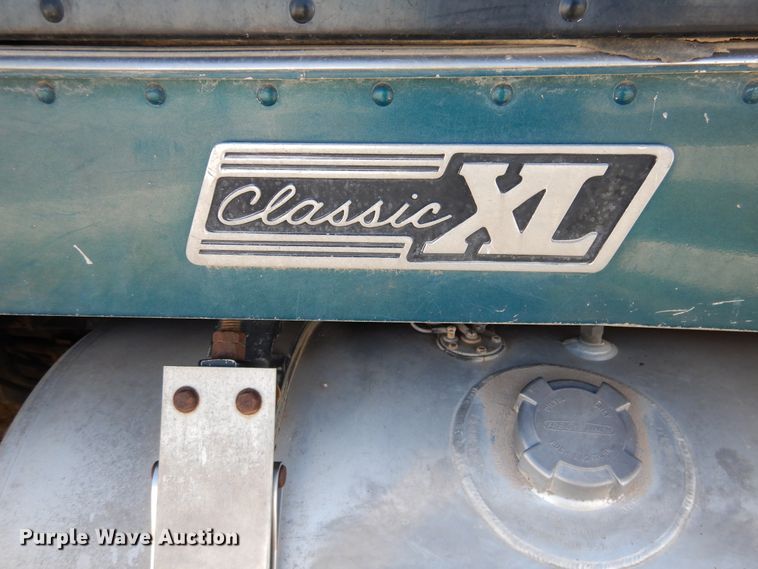 image for item GE9461 2000 Freightliner FLD120  semi truck