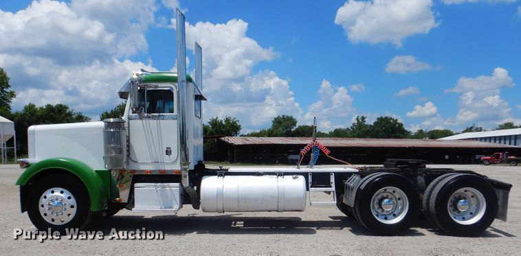image for item GM9095 1993 Peterbilt 379  semi truck