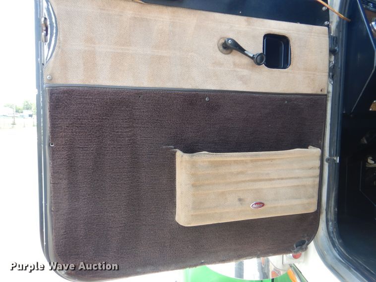 image for item GM9095 1993 Peterbilt 379  semi truck