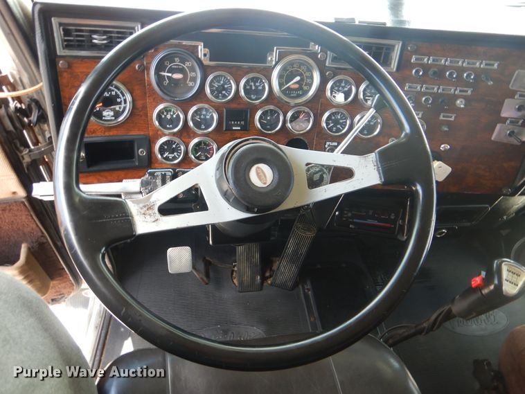 image for item GM9095 1993 Peterbilt 379  semi truck