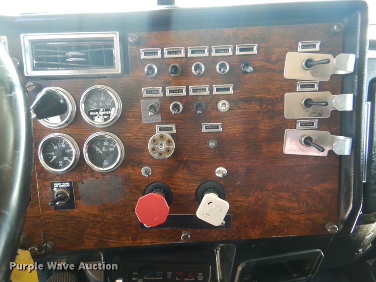 image for item GM9095 1993 Peterbilt 379  semi truck