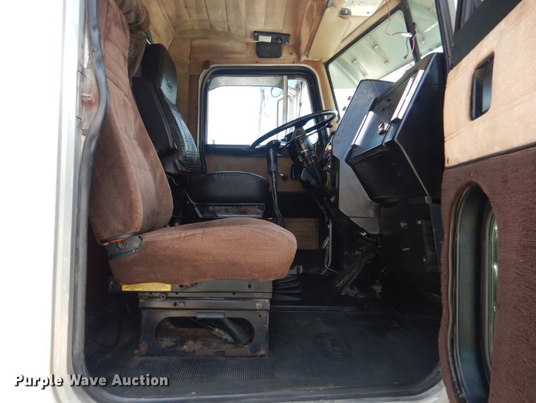 image for item GM9095 1993 Peterbilt 379  semi truck