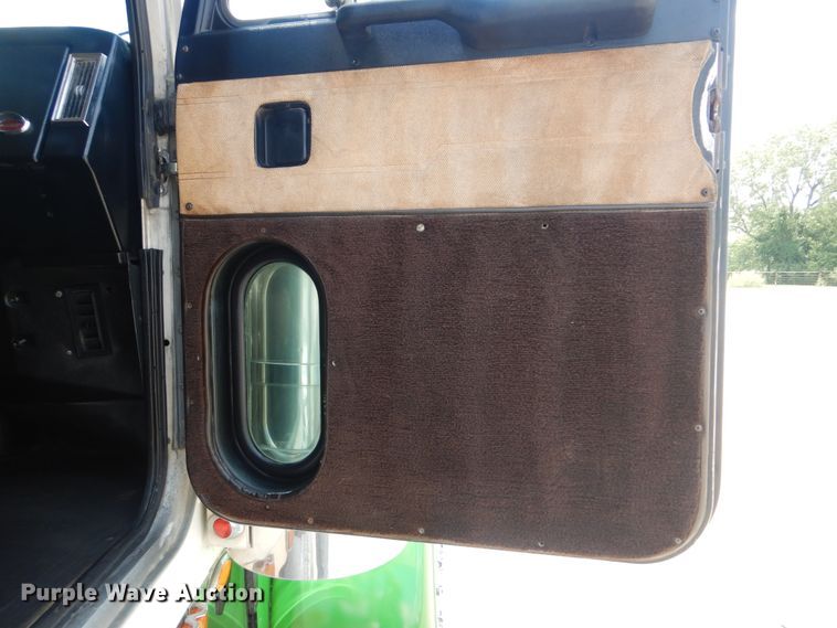 image for item GM9095 1993 Peterbilt 379  semi truck