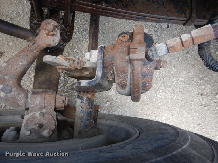 image for item GM9095 1993 Peterbilt 379  semi truck