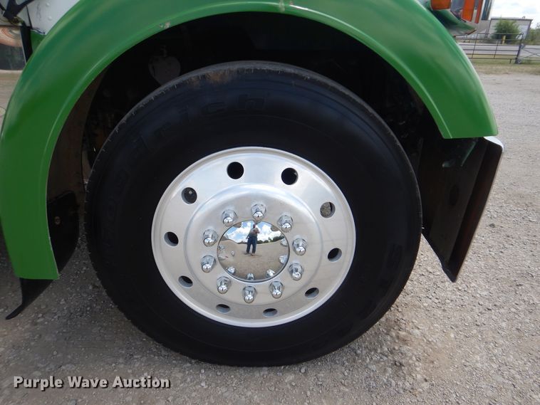 image for item GM9095 1993 Peterbilt 379  semi truck