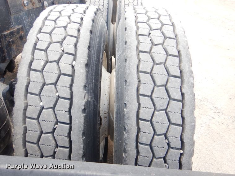 image for item GM9095 1993 Peterbilt 379  semi truck